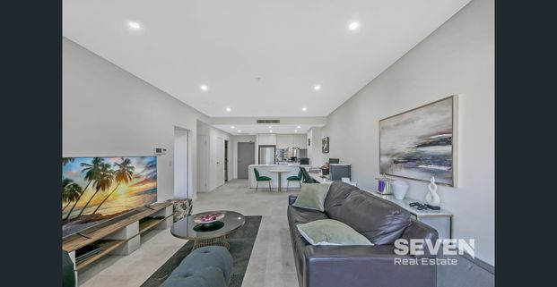 LARGE ONE BEDROOM APARMENT - Photo 1