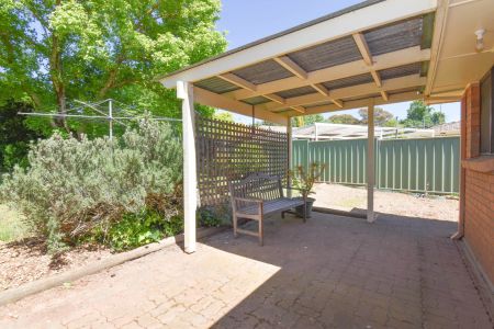 Leafy Cul-de-Sac Comfort – Move Straight In! - Photo 3