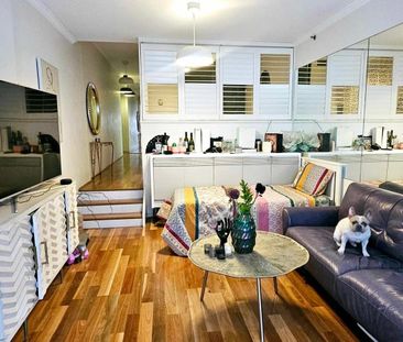 Chic and Cosy Split-Level Furnished Studio Apartment in Ideal Mid-C... - Photo 2