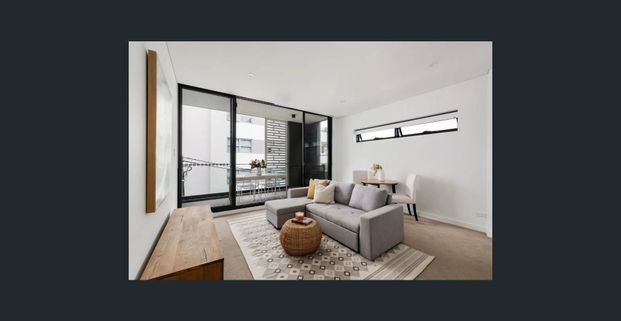 Conveniently located contemporary apartment - Photo 1