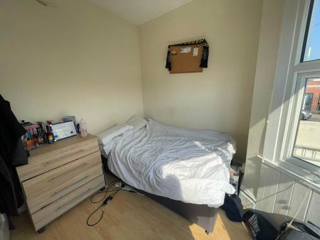 3 bedroom flat to rent - Photo 2