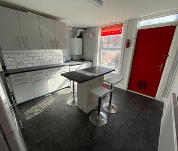 4 bedroom terraced house to rent - Photo 6