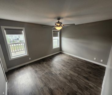 Beautiful 3 Bedroom Main Floor in Blackfalds! - Photo 4