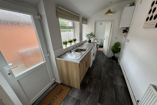 3 bedroom end of terrace house to rent - Photo 1