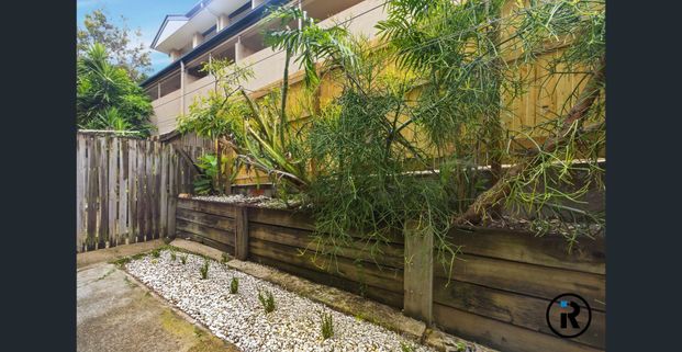 Convenient Tri-Level Living in a Quiet Yeerongpilly Complex 🏡 - Photo 1