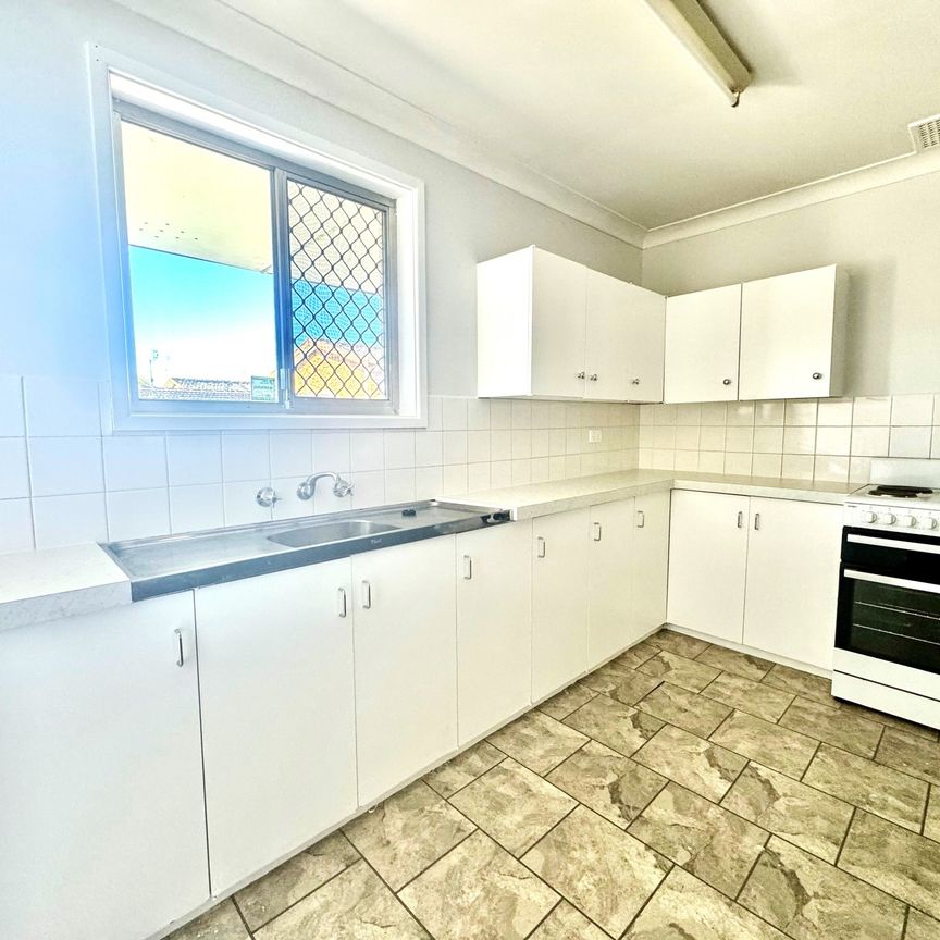 SOUTH TAMWORTH - Tidy One Bedroom Unit - Photo 1