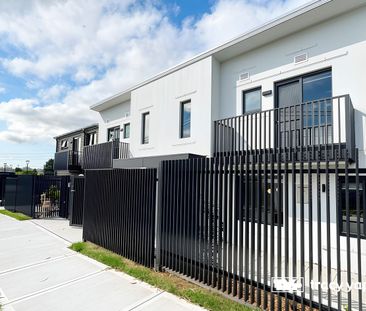 Modern 3-Bedroom Plus Study Townhouse – Prime Eastwood Location - Photo 3
