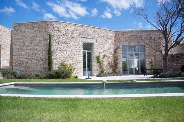 A louer, villa de prestige au centre du village de Gordes, pour 6 personnes, avec piscine et jardin - Photo 1