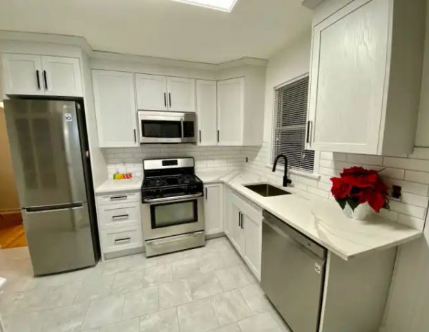 COZY INNER-CITY HOME (Utilities Included) | 633 20 Ave NE, Calgary - Photo 1