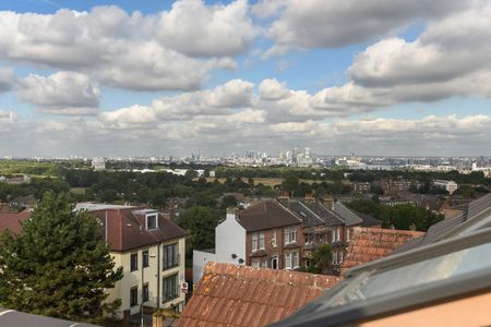 Semi-detached House to rent - Brent Road, London, SE18 - Photo 3