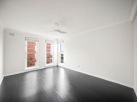 Exquisite Art Deco Apartment, Timeless Elegance, Unreserved Parking & Harbour Views - Photo 2