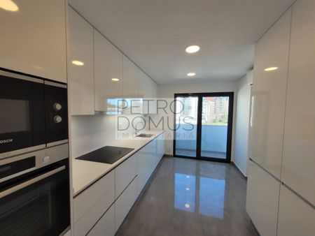 2 bedroom luxury Apartment for rent in Praca de Espanha, Campolide, Lisbon - Photo 5