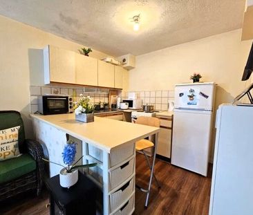 Shellfield Close, Staines-upon-Thames, Surrey, TW19 6BX - Photo 5
