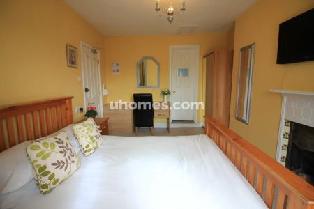 Room 2 - Photo 2