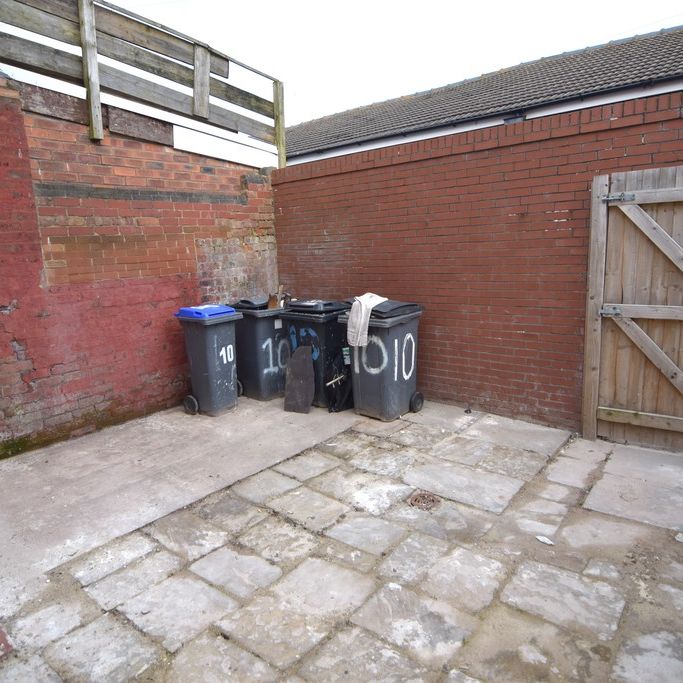 To Let 4 Bed Mid Terraced House - Photo 1