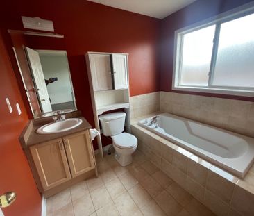 For Lease - 17 Neuchatel Avenue, Vaughan, Ontario - Photo 2