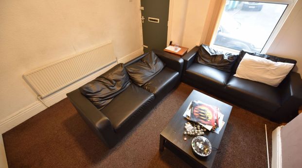 4 bedroom House in Meadow View, Leeds - Photo 1