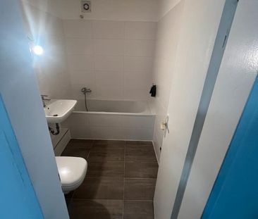 Schöne helle 3 Zimmer Wohnung + Tiefgaragestellplatz - Photo 2