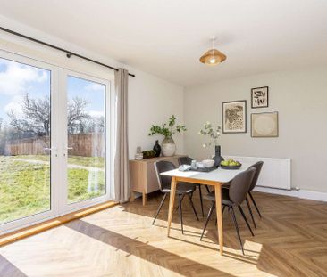 Beautifully refurbished, this impressive five-bedroom detached fami... - Photo 4