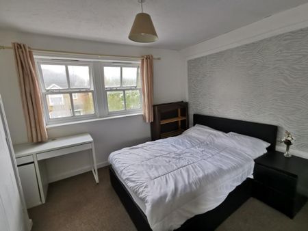1 bedroom in a house share to rent - Photo 2