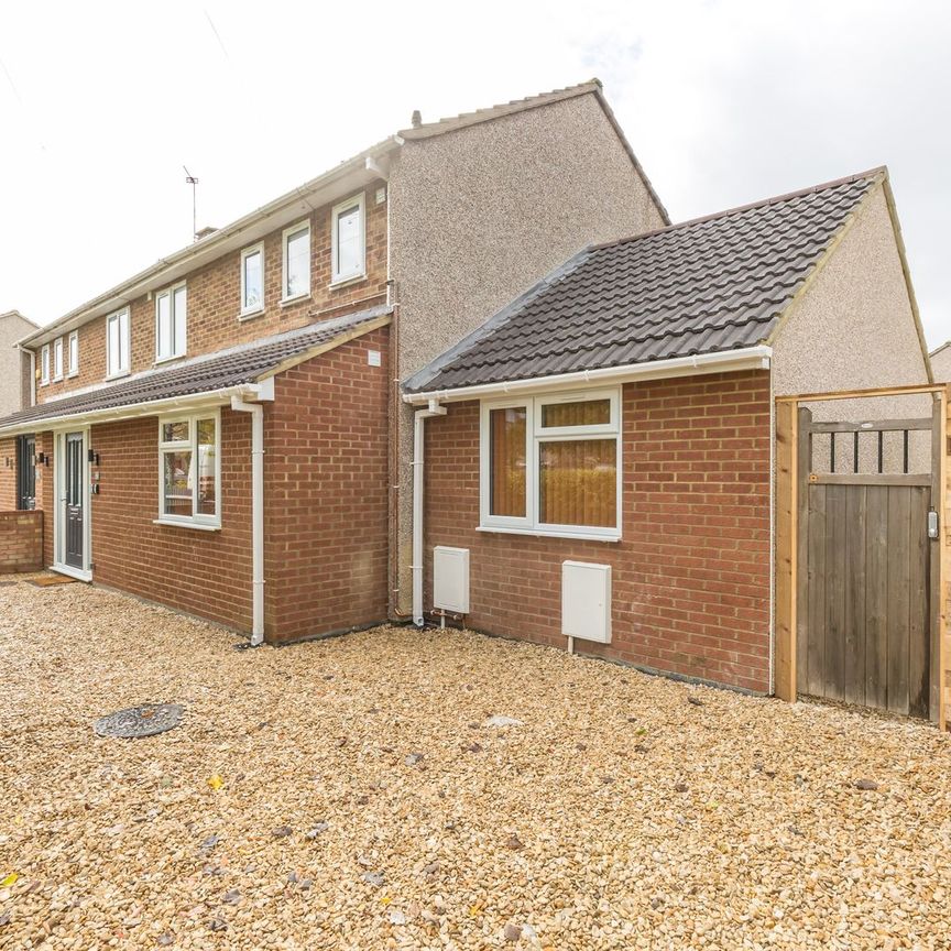 OX Living is proud to present this high-quality 6-bedroom co-living property, perfect for working professionals looking for stylish, stress-free living. Room 5 - Photo 2