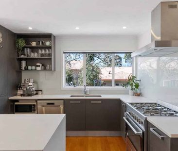 Light, Lifestyle and Location - Rangitoto Coll... - Photo 2