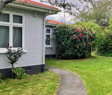 Unbeatable Gladstone Location – Warm, Sunny Home - Photo 2