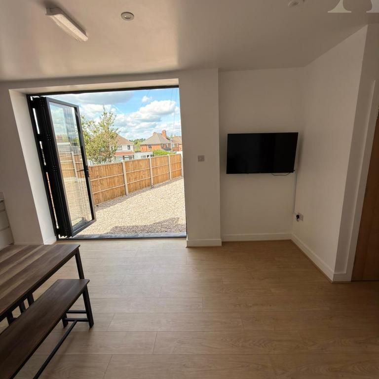 5 bedroom semi-detached house to rent - Photo 1