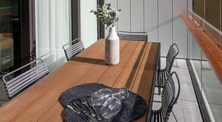 Curated Luxurious Townhouse - Photo 4