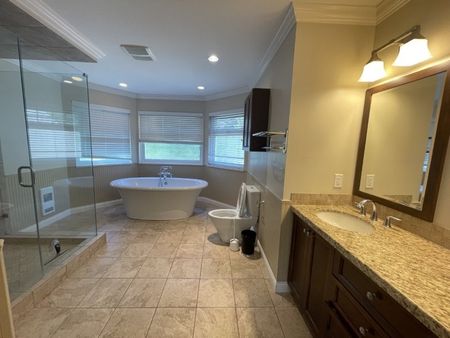 Spacious Renovated 4-Bedroom Home in The Glens and Semiahmoo Catchment – Walk to Top Schools, Beach, and Sports Hub - Photo 3