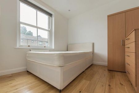 3 bedroom flat to rent - Photo 4