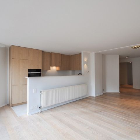 Lichtrijk hoekappartement op een centrale ligging te Knokke, volledig gerenoveerd! - Photo 1