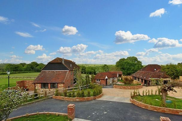 4 bedroom end of terrace house to rent - Photo 1