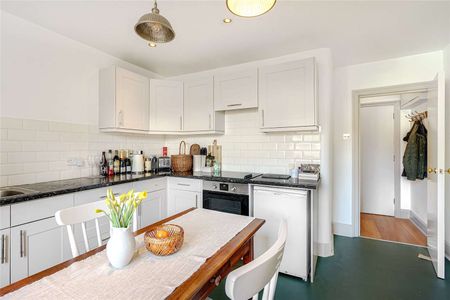 A charming two bedroom flat just a short walk from a variety of local amenities. - Photo 5