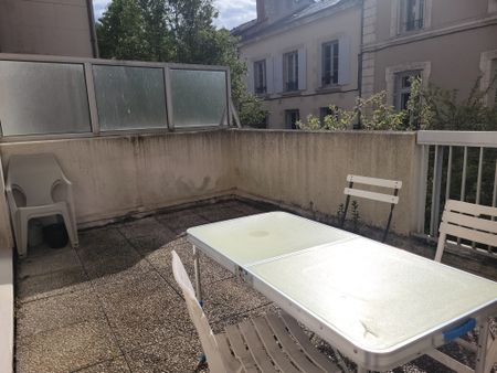 POITIERS CENTRE VILLE dans rue piétonne studio de 37 m² avec terrasse et cave - Photo 3