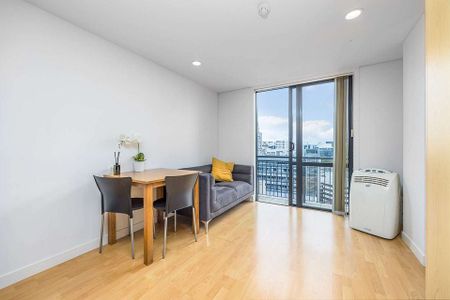 Sunny Auckland 1BR with two balconies! - Photo 4