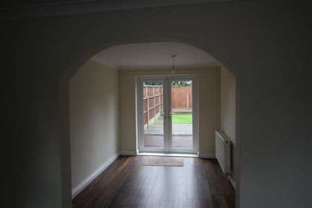 3 Bedroom Semi-Detached House for Rent - Photo 2