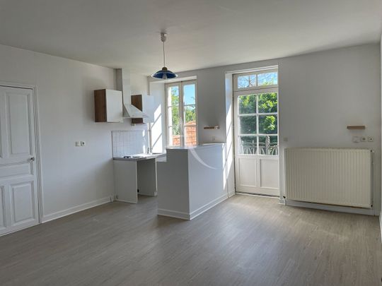 Location Appartement 1 pièce 32m² FONTENAY LE COMTE 85200 - Photo 1