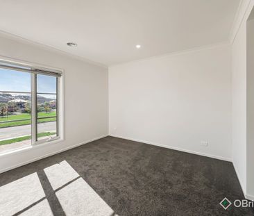 Near New in Crownlea! - Photo 2