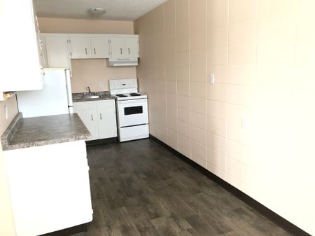 Beautiful Area with 2 Bedroom Suite in a Quiet Building - Photo 2