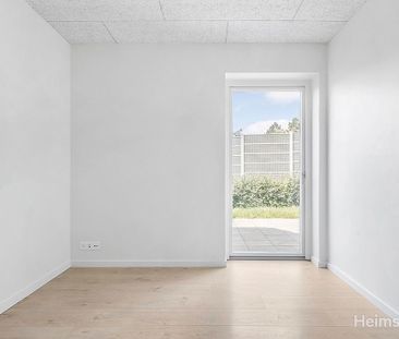 Rækkehus i nyere kvarter med legeplads og grønneområder, med plads ... - Foto 3