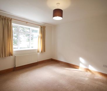 3 bedroom detached bungalow to rent - Photo 3