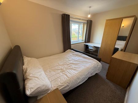 4 bedroom semi-detached house to rent - Photo 5