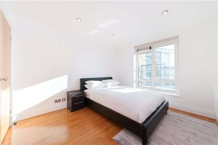 A very good furnished 7th floor with lift apartment with far reaching views across London. - Photo 4