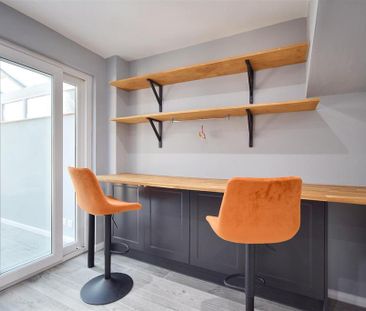 4 bedroom end of terrace house to rent - Photo 1