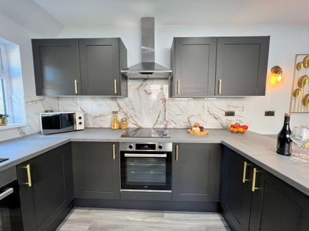 Stunning rooms in centrally located property close to hospital Bedroom 5 - Photo 4