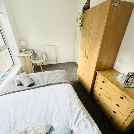 A Comforting 6 Double Bedrooms for Rent in Brighton - Photo 4