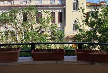 Parioli-Piazza delle Muse: Restored 3 bedroom, 3 Bath, spacious living, kitchen, balcony, near park, master bed & 2 single bedrooms. Ref 1045