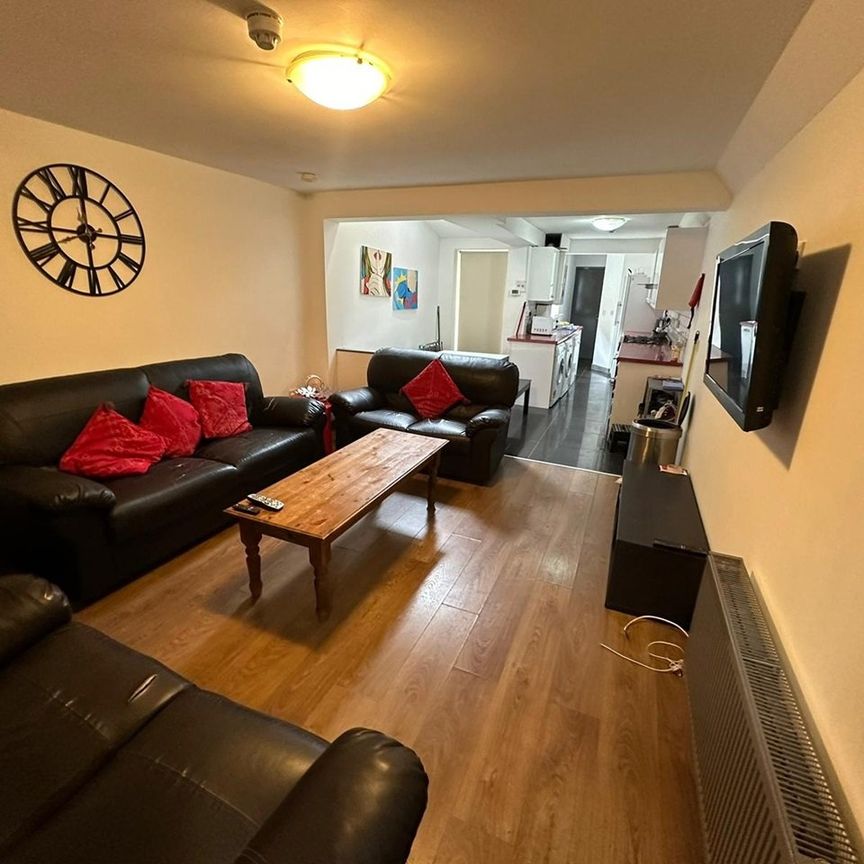 Room in a Shared House, Teignmouth Road, B29 - Photo 1