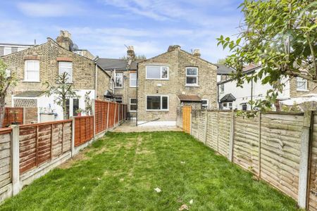 3 bedroom terraced house to rent - Photo 5